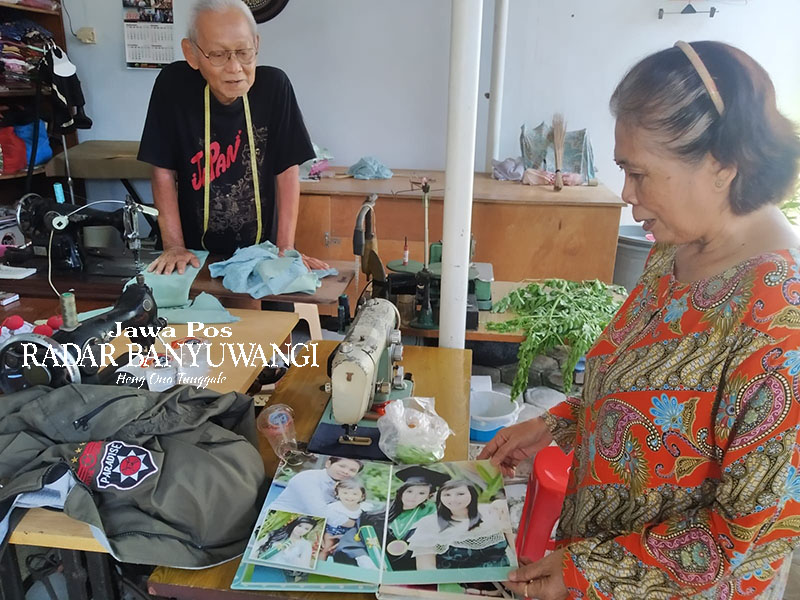 BANGGA: Supiati dan Joni Suparman menunjukkan foto anak mereka di Kelurahan Kertosari, Banyuwangi.