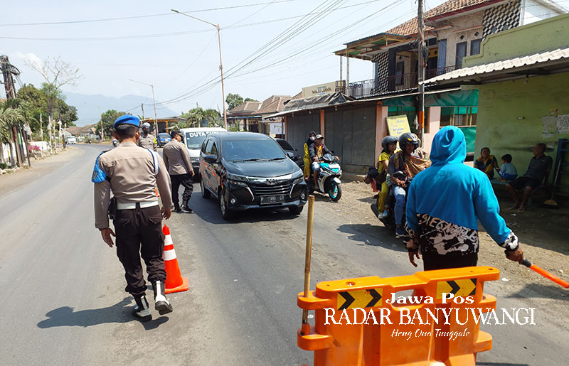 URAI KEMACETAN: Kapolsek Wongsorejo AKP Eko Darmawan bersama anggotanya mengawasi kemacetan di Desa Sidodadi, Kecamatan Wongsorejo, Banyuwangi, Selasa (7/11).
