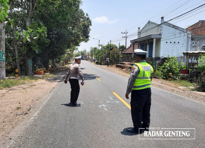 TKP: Anggota Unit Lantas Polsek Kalibaru olah TKP di lokasi tabrakan di jalan raya Dusun Wadung Kamidin, Desa Tulungrejo, Kecamatan Glenmore Selasa (7/11).