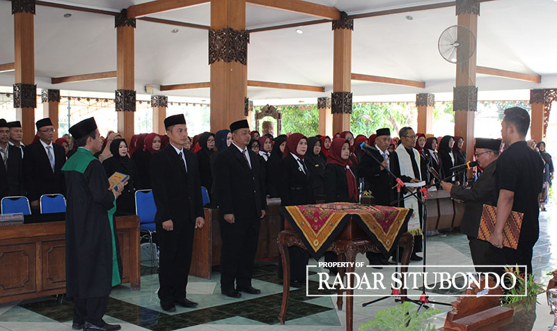 SAKRAL: Bupati Situbondo Drs Karna Suswandi melantik kepala sekolah TK, SD, dan SMP di Pendapa Aryo Situbondo, Rabu (8/11).