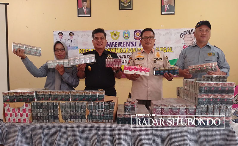 DISITA: Petugas Bea Cukai dan Satpol PP Situbondo menyita puluhan rokok ilegal dari pedagang, di Dusun Caeng, Desa Panji Lor, Kecamatan Panji, belum lama ini.