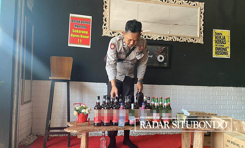 OPERASI MIRAS: Anggota Polsek Banyuputih, Situbondo, mengamankan minuman keras (miras) di sebuah cafe di Desa Wonorejo, Banyuputih, Rabu (8/11).