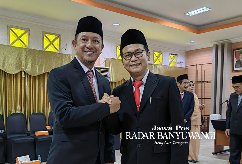 SALAM KOMANDO: Amak Burhanudin (kiri) bersalaman dengan kepala Kemenag yang baru, Chaironi Hidayat, usai pisah sambut di kantor Kemenag Banyuwangi, Rabu (8/11).