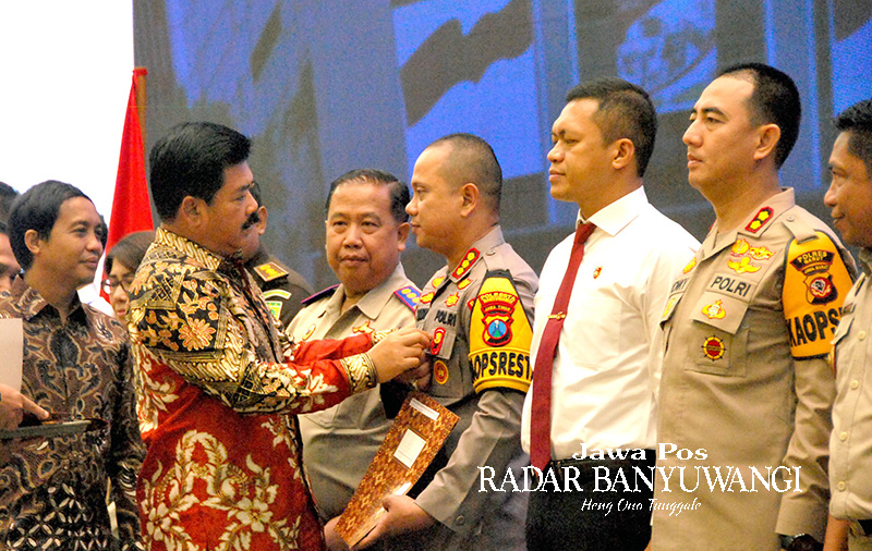 BUAH KERJA KERAS: Kapolresta Banyuwangi Kombespol Deddy Foury Millewa mendapatkan penghargaan pin emas dari Menter ATR/BPN Hadi Tjahjanto.