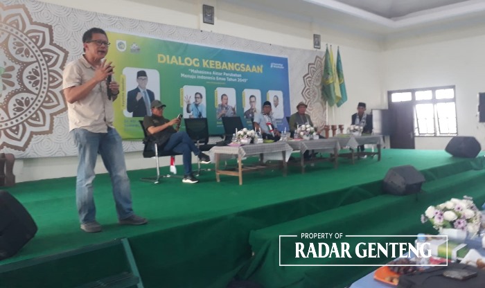ATRAKTIF: Rocky Gerung saat menjadi narasumber dalam Dialog Kebangsaan yang digelar DEMA IAI Darussalam, Blokagung, Banyuwangi Rabu (8/11) sore.