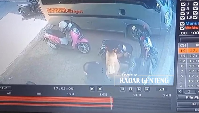 BERAKSI: Pelaku pencurian kendaraan bermotor di MA Hasyim Asyari tertangkap kamera CCTV sekolah Rabu (8/11).