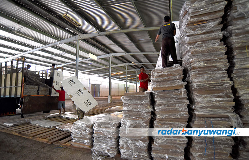 DARI KARTON: Pekerja sedang memindahkan logistik bilik suara di gudang belakang kantor Kecamatan kabat, Banyuwangi.