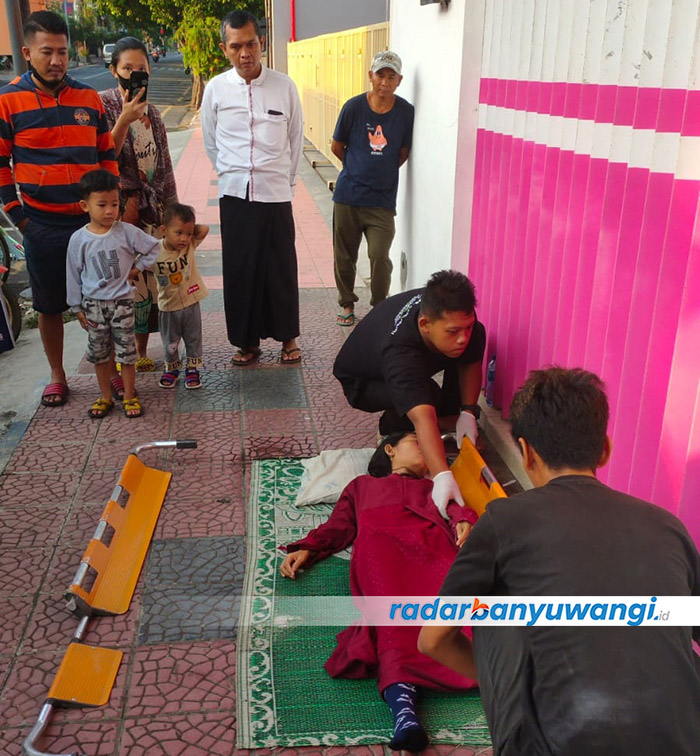 DIEVAKUASI: Yanti Wikayah ditemukan warga tidur di depan sebuah ruko Jalan PB Sudirman, Kelurahan Panderejo, Banyuwangi, Kamis pagi (9/11).