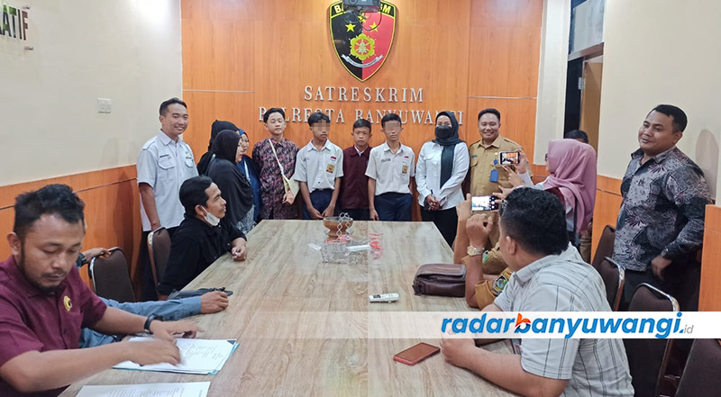 MEDIASI: Korban dan pelaku penganiayaan dipertemukan oleh penyidik Unit Renakta Satreskrim Polresta Banyuwangi, Kamis (9/11).