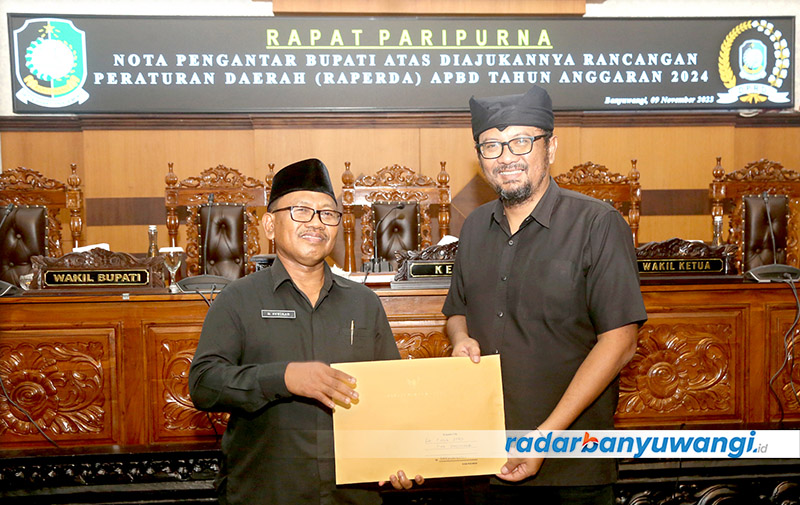 NOTA KEUANGAN: Wabup Sugirah menyerahkan nota pengantar bupati atas diajukannya raperda APBD 2024 kepada Ketua DPRD I Made Cahyana Negara di kantor dewan, Kamis (9/11).