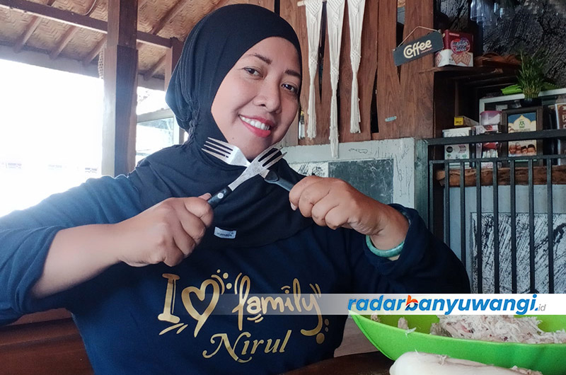 TERAMPIL: Nirul sedang memasak zhao mihun (tumis bihun) di dapur resto miliknya di Bangorejo, Banyuwangi, Kamis (9/11).