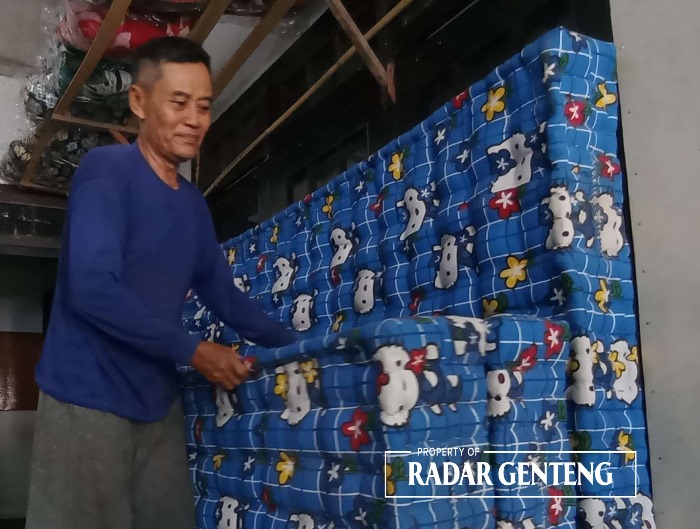 PENJUALAN TURUN: Penjual kasur, bantal, dan guling berbahan kapuk randu menata produknya di Dusun Damtelu, Desa Kedunggebang, Kecamatan Tegaldlimo Kamis (9/11)