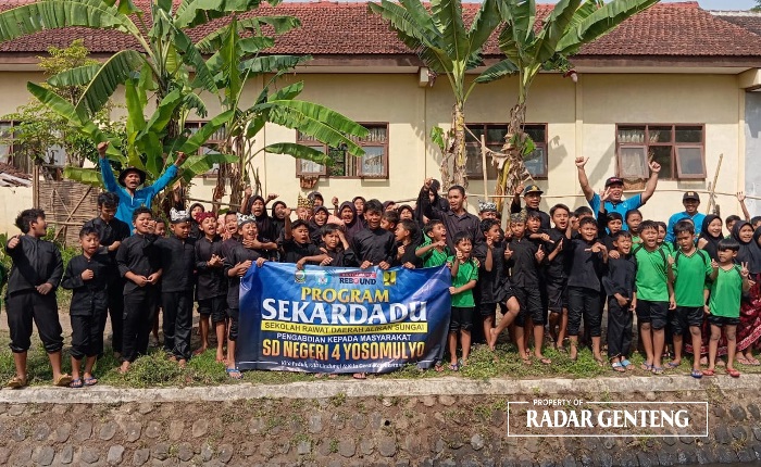 SEMANGAT: Para siswa SDN IV Yosomulyo dan petugas Korsda Genteng usai melaksnakaan program Sekardadu Kamis (9/11).