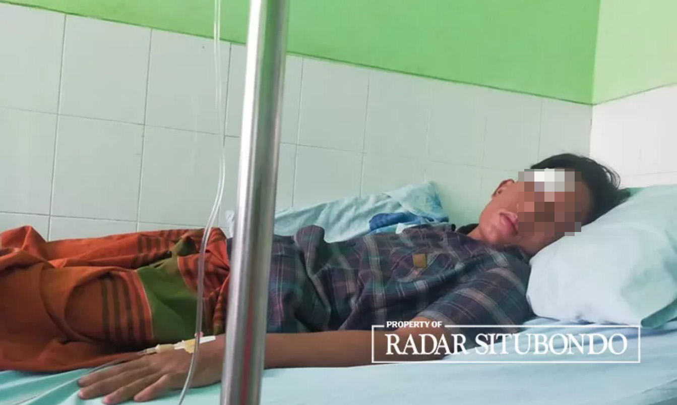 KORBAN PENGEROYOKAN: M. Reza, 17, warga Kelurahan Mimbaan, Kecamatan Panji, berbaring di rumah sakit umum daerah (RSUD) Situbondo, Rabu (8/11).