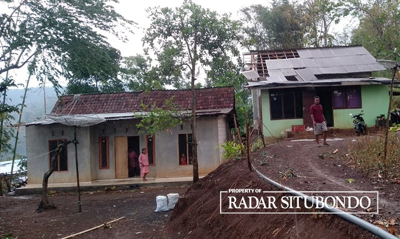 RUSAK RINGAN: Anggota polsek dan tim tagana meninjau rumah rusak di Dusun Baderan Barat, Desa Baderan, Kecamatan Sumbermalang, Kamis lalu (9/11) sekitar pukul 17.00 WIB.