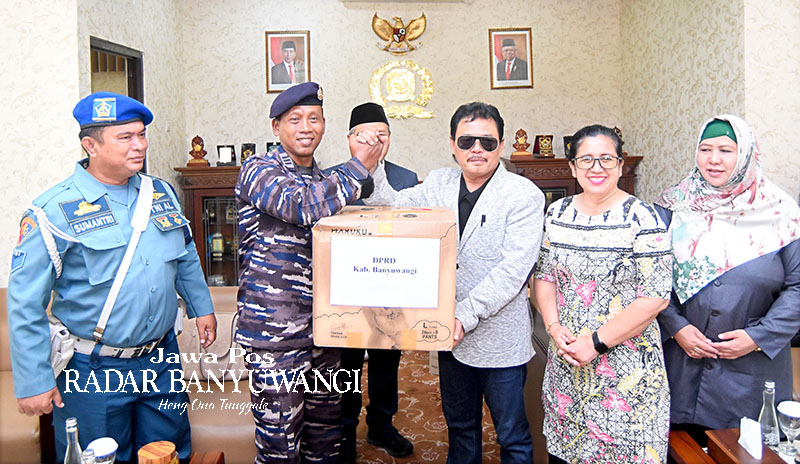 BANTUAN: Ruliyono bersama Sekretaris DPRD dan dua angota dewan menyerahkan donasi untuk Palestina ke Rianto di lobi kantor DPRD Banyuwangi, Jumat (10/11).