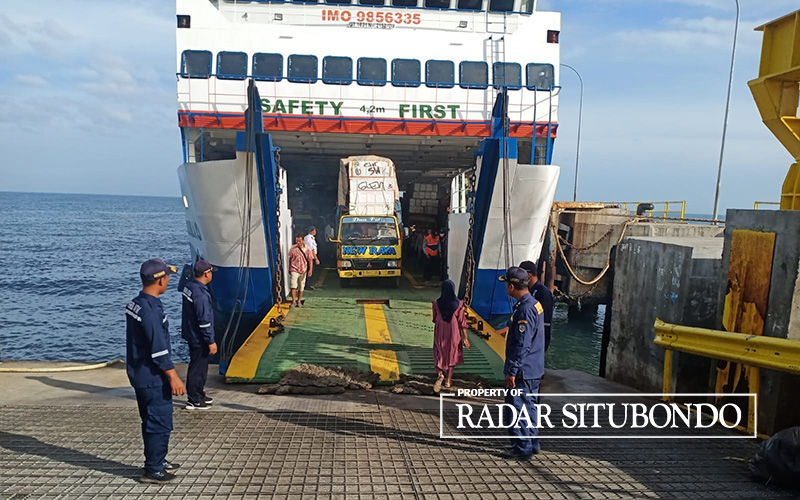 BEROPERASI: Angkutan kapal dari pelabuhan Jangkar membawa penumpang menuju Pulau Madura, Kamis (9/11).