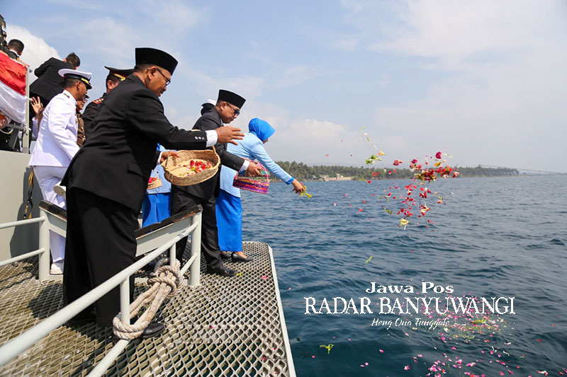 KENANG JASA PAHLAWAN: Wakil Bupati Sugirah bersama Danlanal Letkol Laut (P) Indra Nusha R. dan pejabat Forpimda melakukan tabur bunga di perairan Selat Bali.