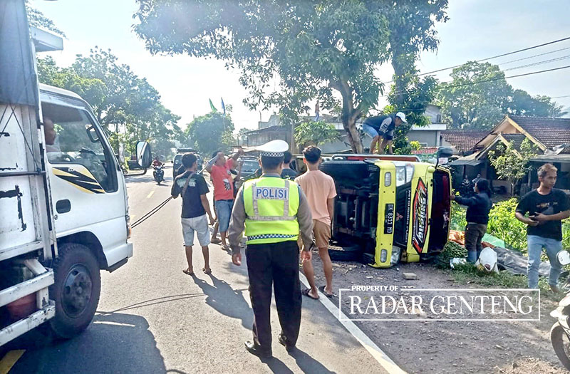 TERGULING: Truk muatan tebu terguling di jalan raya Dusun Gunung Krikil, Desa Tegalharjo, Kecamatan Glenmore, Banyuwangi, Jumat (10/11) sekitar pukul 06.00.