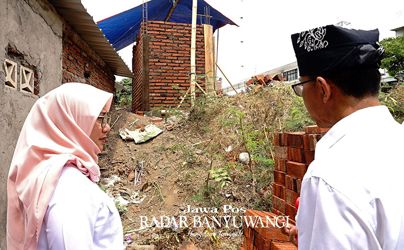 LANGKAH ANTISIPATIF: Bupati Ipuk didampingi Kepala Dinas PU Pengairan Guntur Priambodo mengecek kondisi Sungai Kalilo beberapa waktu lalu.