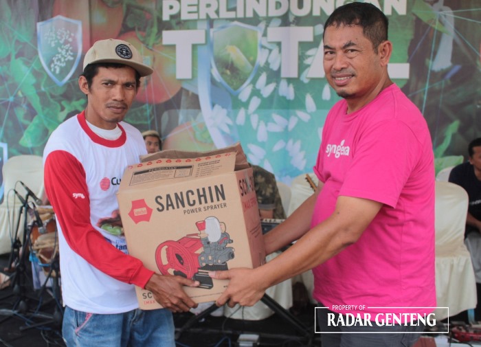 MENANG: Regional Sales Manager Khoirul Abidin (kanan) menyerahkan hadiah pada salah satu peserta yang beruntung pada Sabtu (11/11).