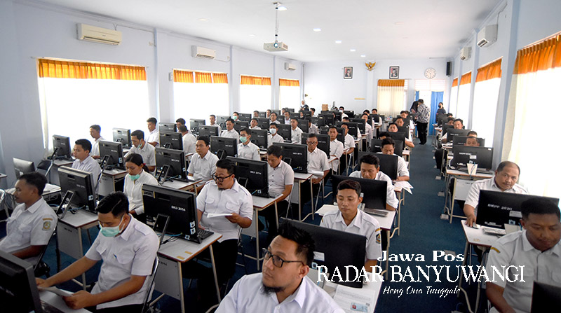 REALTIME: Nilai ujian seleksi kompetensi PPPK ditampilkan secara realtime di layar monitor yang dipasang di kompleks kantor BKPP Banyuwangi, Selasa (13/11).