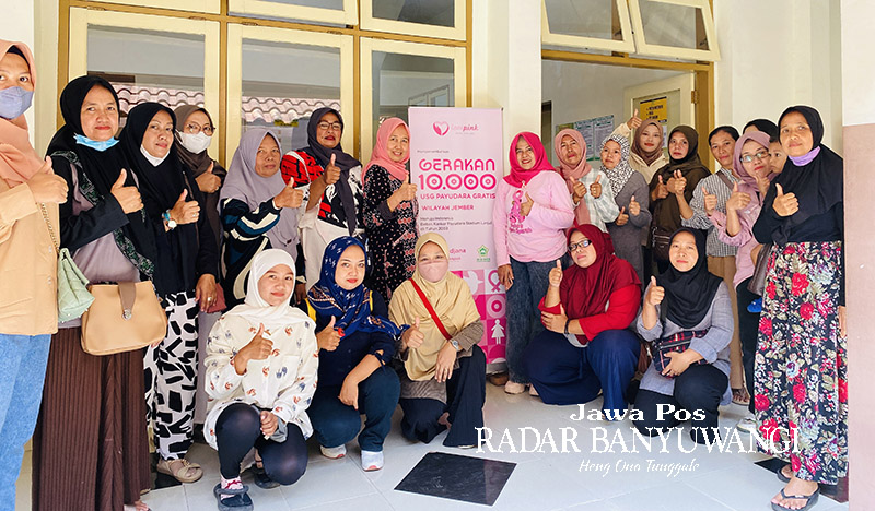 BAKSOS: Panitia dan peserta bakti sosial USG gratis berfoto di depan Poli Radiologi RSAH.