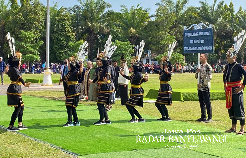 KREATIF: Penampilan tim pawai RSUD Blambangan dalam acara HKN ke-59 di RTH Blambangan Minggu (12/11).