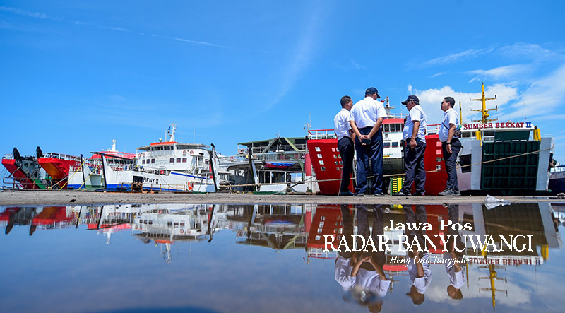 PELABUHAN ALTERNATIF: Personel dari Balai Pengelola Transportasi Darat (BPTD) Wilker Ketapang mengecek Dermaga Bulusan yang akan disandari kapal jenis LDF, Senin (13/11).