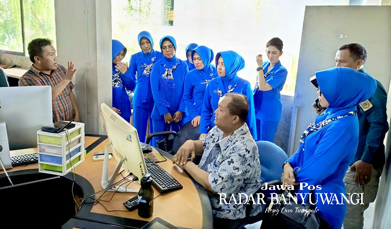PROSES KORAN: Pengurus Cabang 10 Daerah Jalasenastri Armada II Surabaya melihat proses layout koran cetak di ruang redaksi Jawa Pos Radar Banyuwangi, Sabtu (12/11).