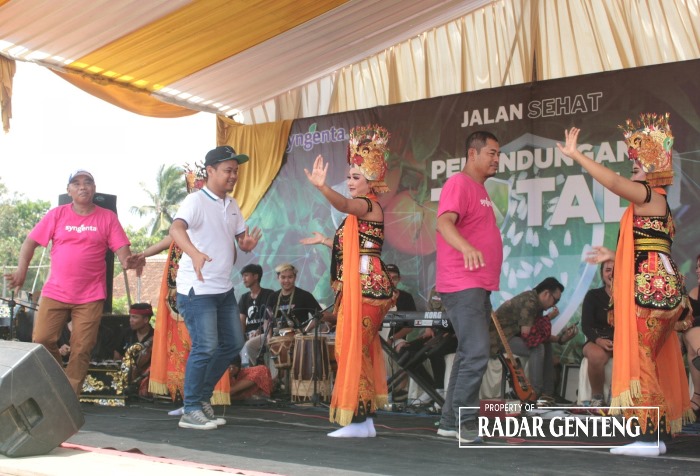MERIAH: Regional Sales Manager Khoirul Abidin,Syaiful Bachri selaku Campaign Lead Java dan Djamaluddin sebagai Teritory Sales Manager ikut menari bersama penari Gandrung dalam jalan sehat Elestal Neo.