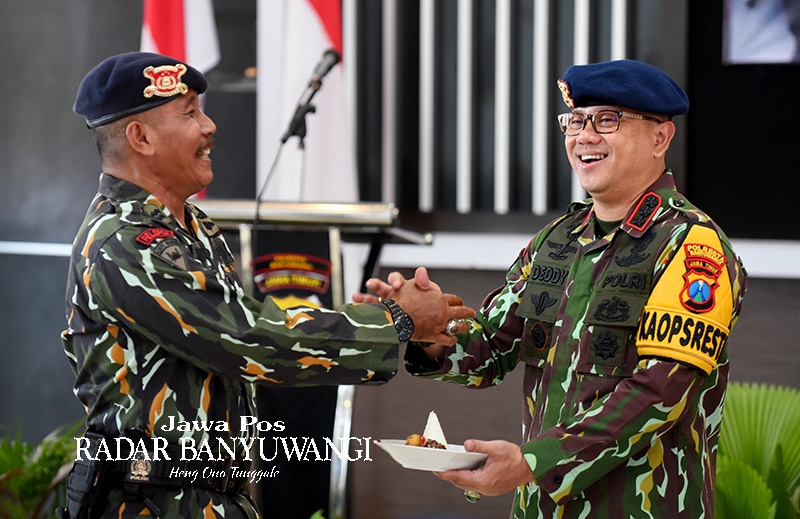 POTONG TUMPENG: Perayaan HUT Brimob tersebut dipimpin Kapolresta Banyuwangi Kombespol Deddy Foury Millewa di Aula Rupatama Wira Pratama Banyuwangi.