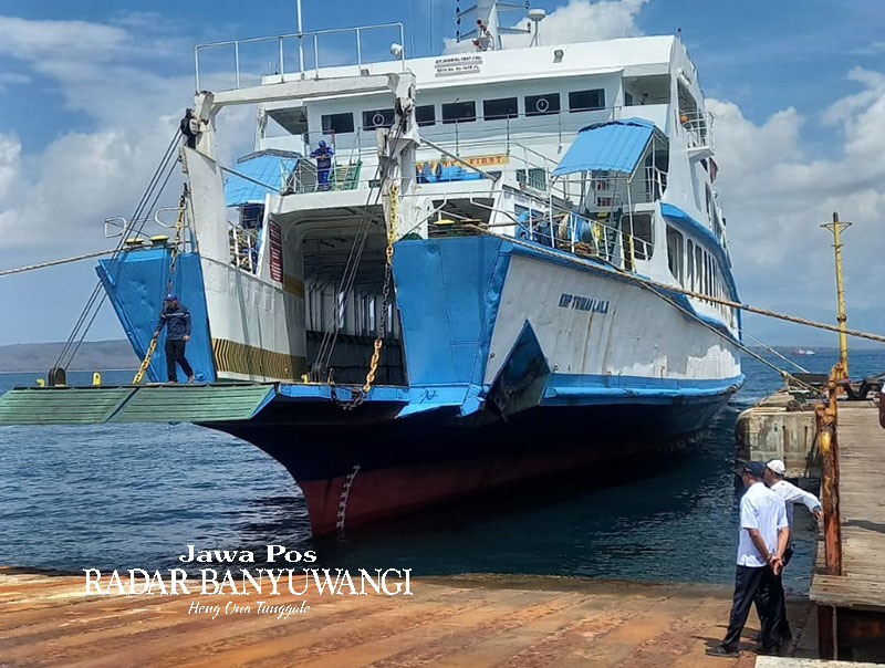 GAGAL SANDAR: Salah satu KMP melakukan uji coba sandar di Dermaga Bulusan, Kalipuro, Banyuwangi, Selasa (14/11).