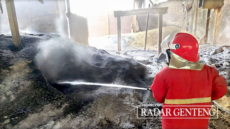 TERBAKAR: Petugas Damkar Sektor Srono memadamkan api yang membakar sekam di Dusun Plembangrejo, Desa Wonosobo, Kecamatan Srono, Banyuwangi, pada Sabtu (11/11).