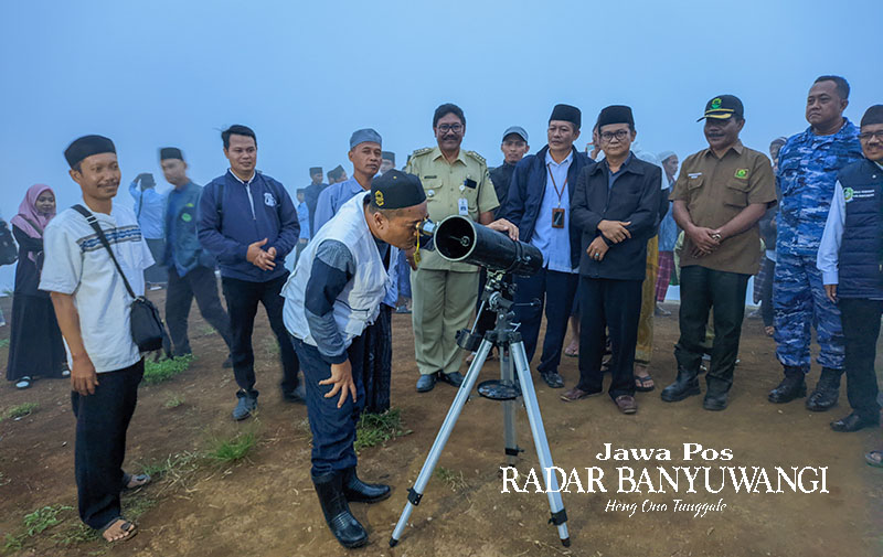 TEMPAT BARU: Tim Badan Hisab dan Rukyah (BHR) Banyuwangi meneropong hilal dari puncak Gunung Menyan, Desa Kalibaru Wetan, Senin sore (14/11).