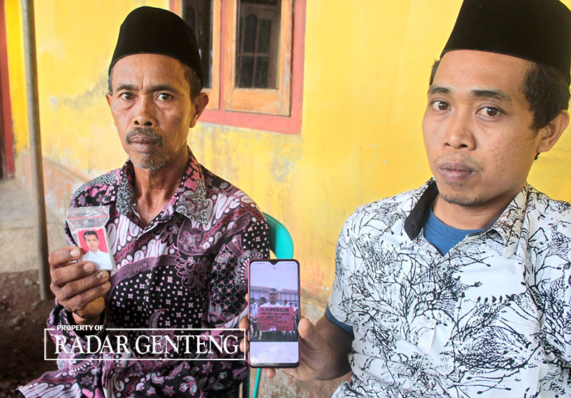 DUKA: Avrianto (kanan) dan Poniran menunjukkan foto Wahyu Setiawan siswa Dikmata TNI AL yang meninggal saat pelatihan di Surabaya, Senin (13/11).