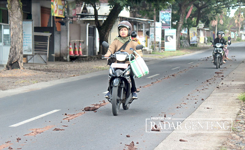 LICIN: Jalan raya di Dusun Tegalyasan, Desa Tegalarum, Kecamatan Sempu, Banyuwangi, penuh lumpur dari dump truk yang mengambil material di tambang pasir, Senin (13/11).