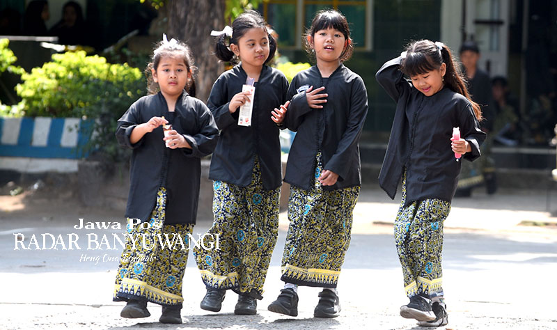 RUTIN: Empat siswa sekolah dasar di Banbyuwangi mengenakan baju seragam adat pada hari Kamis.