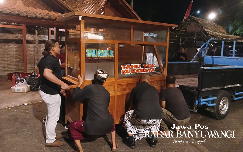 UDENG SEHARI-HARI: Warga mengangkat rombong di Desa Kemiren, Kecamatan Glagah, Banyuwangi.