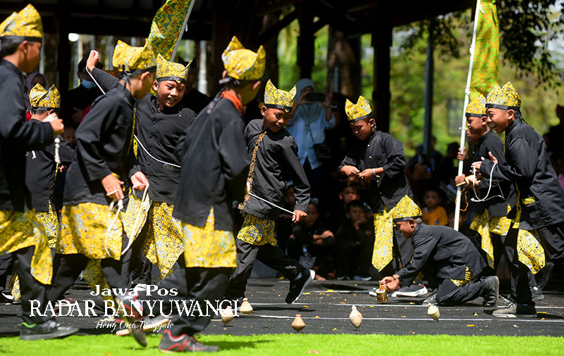 SIMPEL: Baju adat pria dengan ciri khas warna hitam dan tidak menampilkan banyak aksesori.