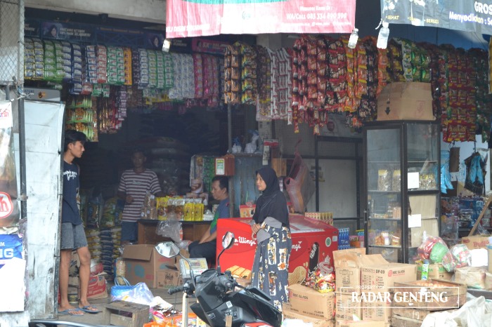 DUKUNG PERJUANGAN: Toko di Desa Rejoang, Kecamatan Srono mulai mengurangi stok barang, Selasa (14/11).