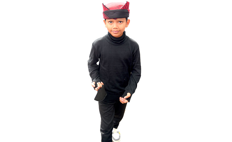 HITAM MERAH: Farel Prayoga mengenakan baju adat Banyuwangi. Dia tampil di hadapan Presiden Jokowi di Istana Negara pada 2022 silam.
