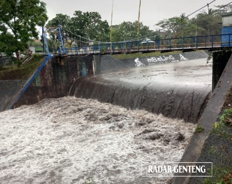 MENINGKAT: Debit air di Bendung Setail Teknik Dusun Maron, Desa Genteng Kulon, Kecamatan Genteng naik hingga 6.000 liter per detik, Selasa (14/11).