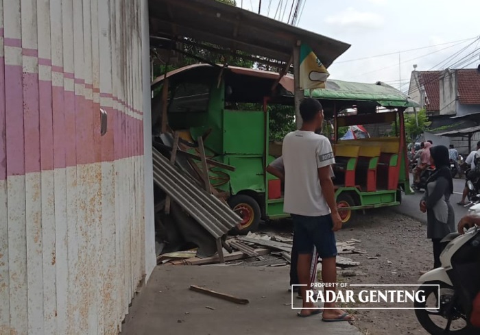 KECELAKAAN: Kereta kelinci yang disopiri Fajar menabrak warung makan dan tempat cukur di Dusun Blokagung, Desa Karangdoro, Kecamatan Tegalsari pada Minggu (12/11).