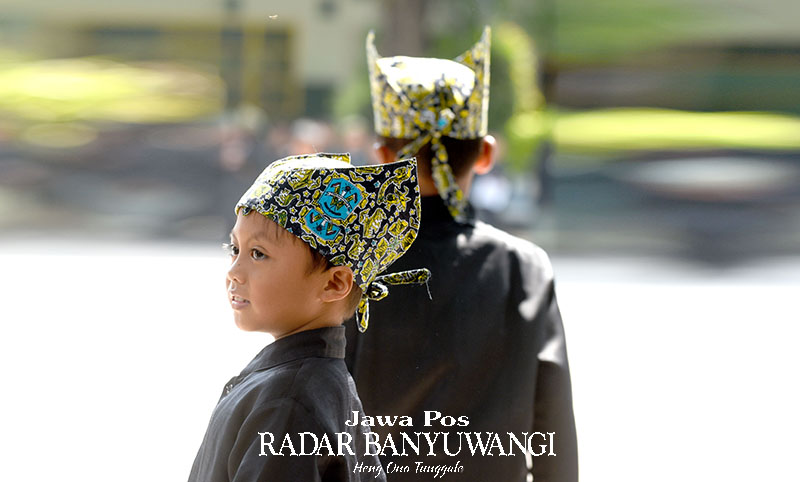 SERAGAM: Anak-anak di Banyuwangi mengenakan udeng jahitan instan seperti mengenakan topi.