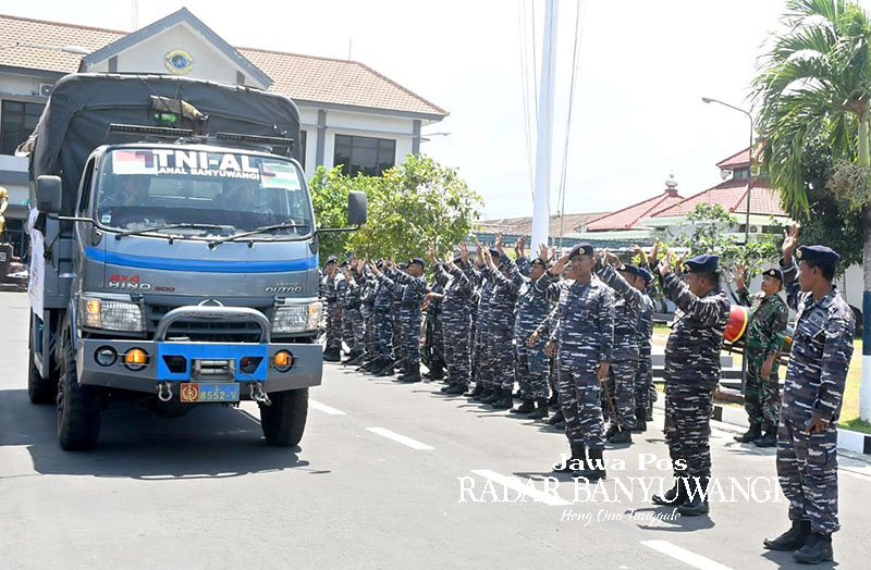 BANTUAN KEMANUSIAAN: Truk yang mengangkut bantuan untuk Palestina berangkat menuju Koarmada II Surabaya, Selasa (14/11).