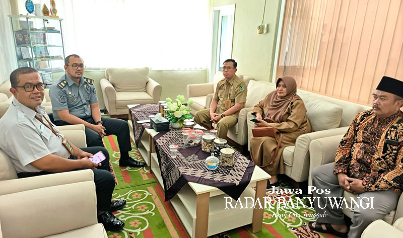 SANTAI: Kepala Seksi PHU Kemenag Banyuwangi Zaenal Abidin memberikan sosialisasi kepada calon jemaah haji di Kecamatan Bangorejo, Rabu (15/11).