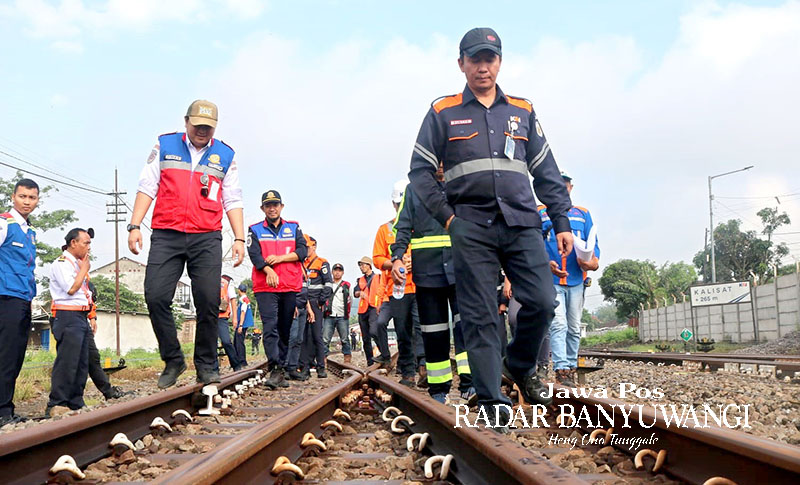 TINJAU TITIK RAWAN: Petugas Balai Teknik Perkeretaapian (BTP) Kelas 1 Surabaya didampingi petugas Daop 9 Jember meninjau sejumlah kawasan di jalur kereta api yang rawan bencana.