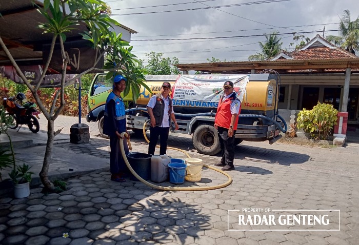 BANTUAN: Petugas dari BPBD bersama PUDAM Banyuwangi menyalurkan air bersih di Dusun Silirbaru, Desa Sumberagung, Kecamatan Pesanggaran Rabu (15/11).