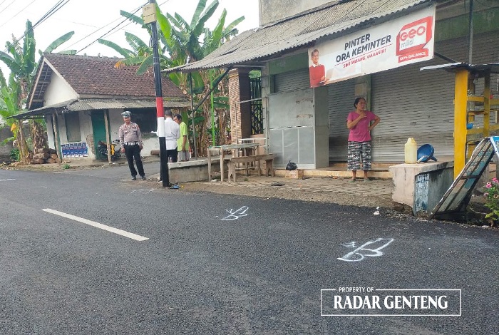 TKP: Anggota Unit Lantas Polsek Genteng olah TKP di lokasi kecelakaan di jalan raya Dusun/Desa Karangdoro, Kecamatan Tegalsari Rabu (15/11).
